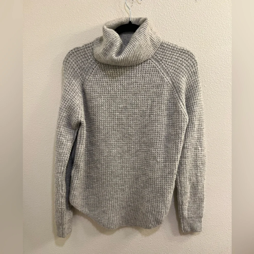 Kuhl Women's Sienna Chunky Waffle Knit Turtle Neck Sweater Gray Sz M - Picture 2 of 4